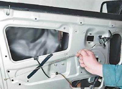 6. Zdejmij klamkę z prętem z drzwi.