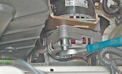 4. В двигателното отделение с гаечен ключ с 13 мм разхлабете гайката на опъващата щанга.