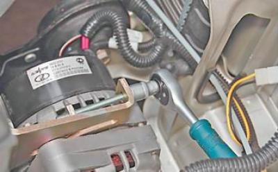 5. Завъртете с гаечен ключ с 10 мм с регулиращ болт с тресчотка, регулиране на обтягането на ремъка…