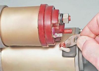 2. Remove the wire tip from the contact bolt of the traction relay.