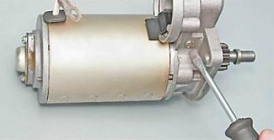 6. Using a slotted screwdriver, unscrew the lever axle.