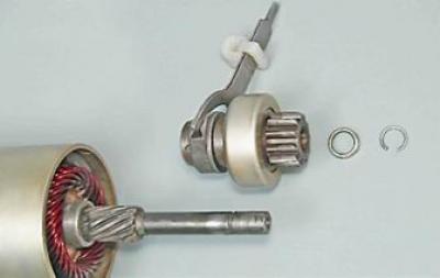 12. Remove the drive assembly with the lever and clutch from the shaft.