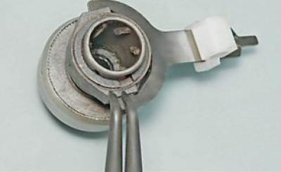 13. Using a puller, remove the retaining ring of the drive lever coupling.