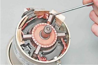21. Remove the front support of the anchor shaft.