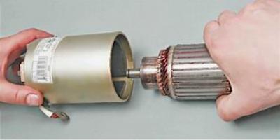 23. Overcoming the force of the magnets, we remove the anchor from the stator.