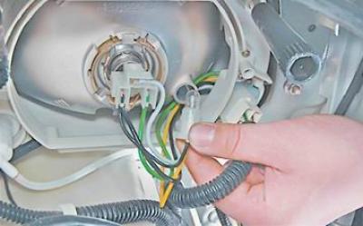 2. Without disconnecting the wires, remove the side light bulb socket from the reflector.