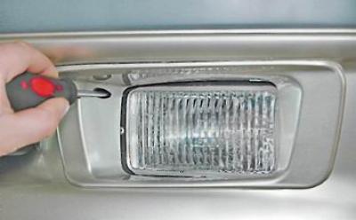 6. By turning the handle of the left headlight adjustment screw, we bring the horizontal boundary…