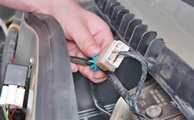 2. Odłączyć złącze wiązki przewodów wycieraczek szyby przedniej od układu elektrycznego pojazdu.