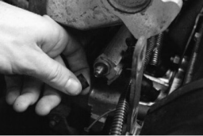 To check the fuel pressure, connect a pressure gauge with a measurement limit of 10 kgf/cm² to a…