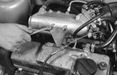 3. Scoateți cele două șuruburi care fixează suportul cablului de accelerație pe receptor..