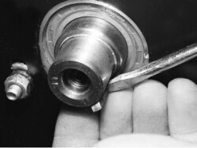 4. Выньте шпонку из распределительного вала.