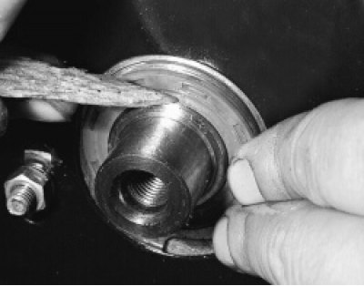 7. Установите сальник рабочей кромкой внутрь головки блока, аккуратно заправьте рабочую кромку на…