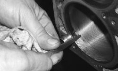 34. Curăţaţi depunerile de carbon din partea superioară a cilindrilor. Dacă acolo s-a format o…