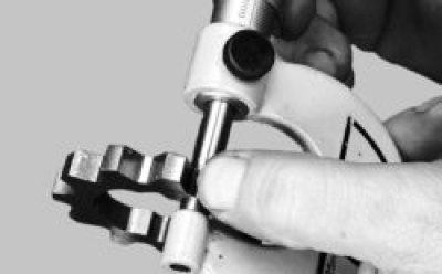 14. Measure the thickness of the driven gear. If it is less than 7.35 mm, replace the gear.
