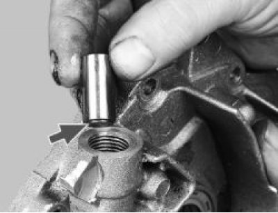 26. Fill the pump with engine oil through the hole under the oil receiver.