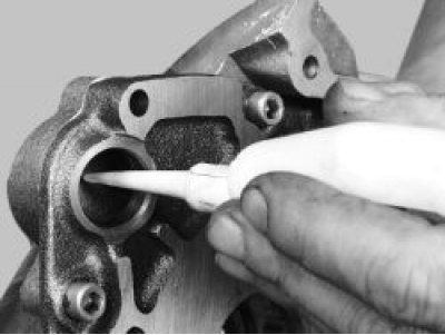 27. Turn the pump gears a few revolutions to lubricate their working surfaces.