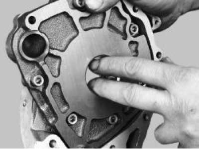 27. Turn the pump gears a few revolutions to lubricate their working surfaces.