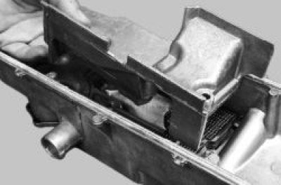 4. Выньте пакет сеток из крышки головки блока.