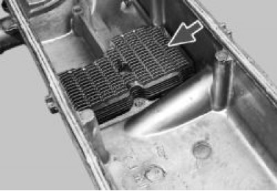 5. Тщательно промойте керосином сетки, корпус маслоотделителя и крышку головки блока.
