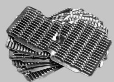 6. Поверните сетки в пакете, чтобы они были одинаково ориентированы, и установите пакет в крышку…