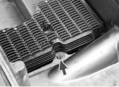 8. Проверьте состояние прокладки крышки, при необходимости замените.