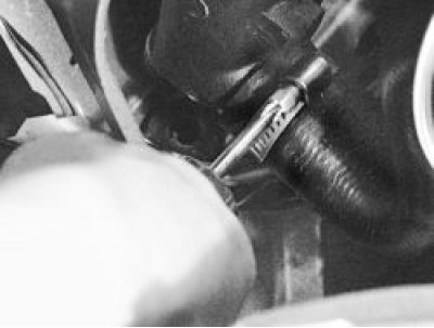 9. Tilt the radiator towards the engine and remove it from the engine compartment.