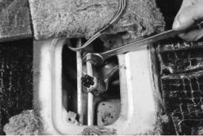 8. Unscrew the fuel drain pipe fitting and disconnect the fuel line.