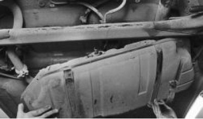 15. Install the fuel tank in the reverse order of removal. Start the engine and check the fuel…