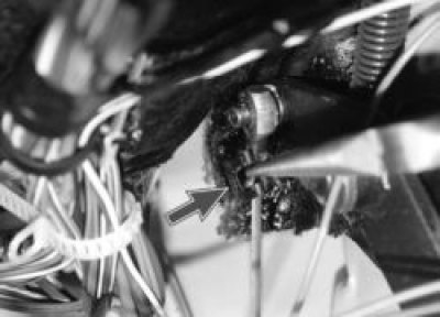 5. Deconectați capătul cablului de la pedala de ambreiaj.