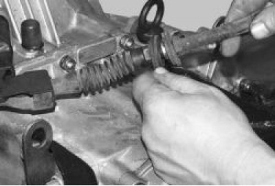 8. Instalați cablul în ordine inversă. Bucșa dintre plăcuțele de cauciuc trebuie să se potrivească…