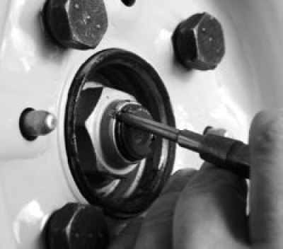 2. Сняв защитный колпак, расконтрите гайку ступицы.