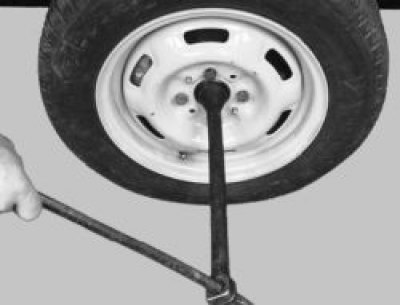 3. Ослабьте затяжку болтов крепления колеса и гайки ступицы. Гайка ступицы затянута большим…