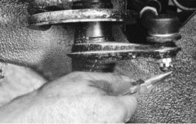 7. Выньте шплинт гайки крепления шарового шарнира рулевой тяги к поворотному рычагу.