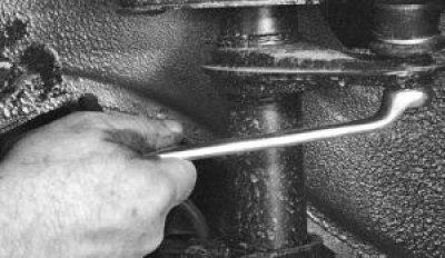 8. Отверните гайку крепления шарового шарнира рулевой тяги.