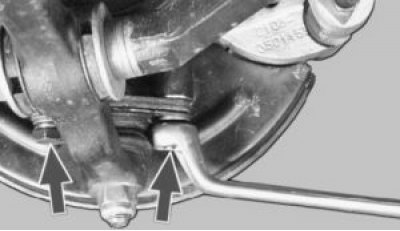 10. Выверните два болта и отсоедините шаровой шарнир рычага передней подвески от поворотного кулака.