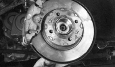 11. Отведите в сторону поворотный кулак со стойкой…