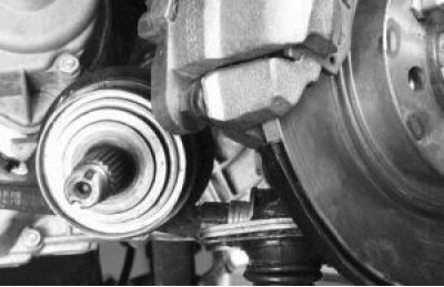 12. …и выньте шлицевый хвостовик наружного шарнира из ступицы.