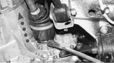 13. С помощью монтажной лопатки выдавите хвостовик внутреннего шарнира привода из коробки передач.