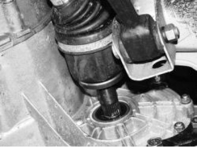 15. Устанавливайте привод переднего колеса в порядке, обратном снятию.