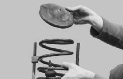 5. Távolítsa el a védőburkolatot a kompressziós löketpufferrel a teleszkópos rugóstagról.