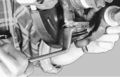 6. Nyomja le a kart, és távolítsa el a gömbcsuklót.