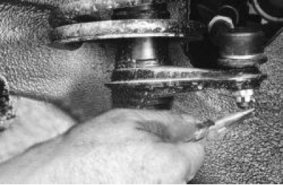 5. Unscrew the nut securing the ball joint of the steering rod.