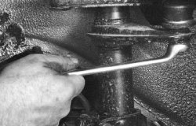 6. Using a puller, press the ball joint pin of the steering rod out of the steering column pivot…