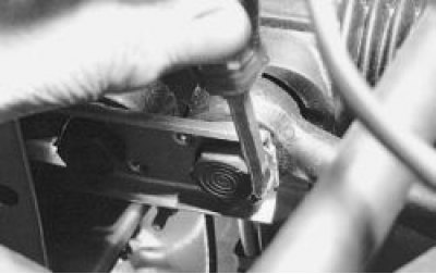 8. Loosen both bolts and remove the bolt securing the steering rod to be removed.