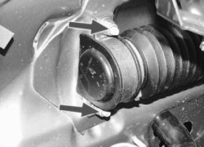 6. Отстранете кормилния механизъм през отвора под кормилния прът в гнездото на дясното колело.