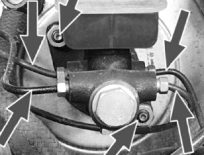 4. Fordítsa meg a hengert, és engedje le a fékfolyadékot a tartályból.