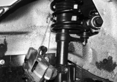 4. Очистите кочиони диск од прљавштине. Нанесите течни тип WD-40 на спојевима диска са главчином и…