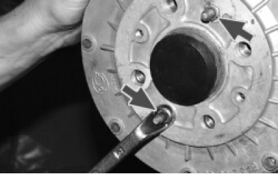 5. Aplicați un lichid precum WD-40 pe butuc și, după ce așteptați câteva minute, curățați orice…
