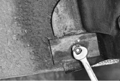 4. Выверните три винта крепления подкрылка к нижней части переднего буфера.