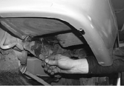 6. …два винта крепления подкрылка к верхней части брызговика…
